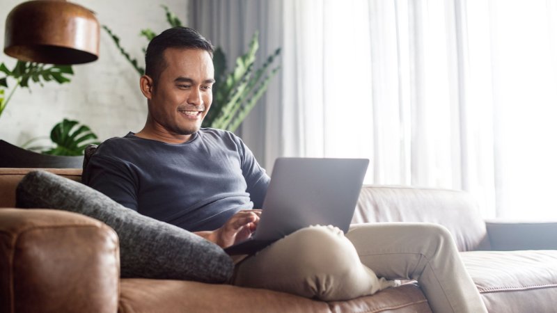  employee using computer to learn about leave of absence